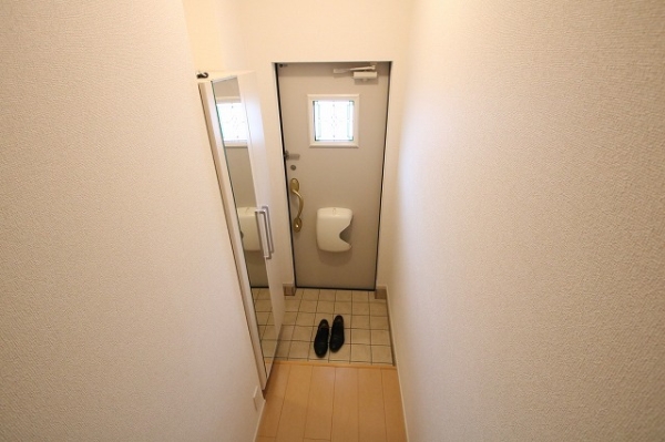 玄関　鏡があり、お出かけ前に身だしなみチェック出来ます♪
