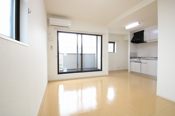 居室・リビング　明るく広々リビングはダイニングテーブルとソファーを設置可