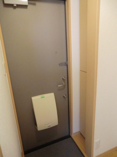 玄関　玄関下駄箱付