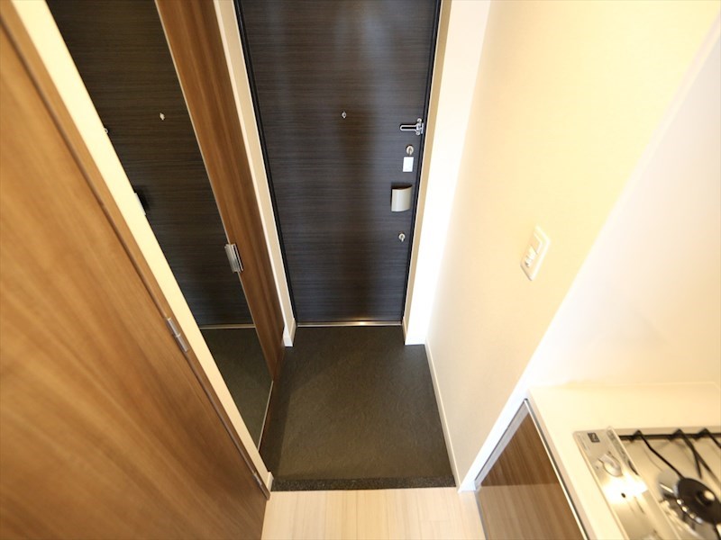 玄関　玄関　姿見鏡付き　シューズボックス付（収納充実してます）