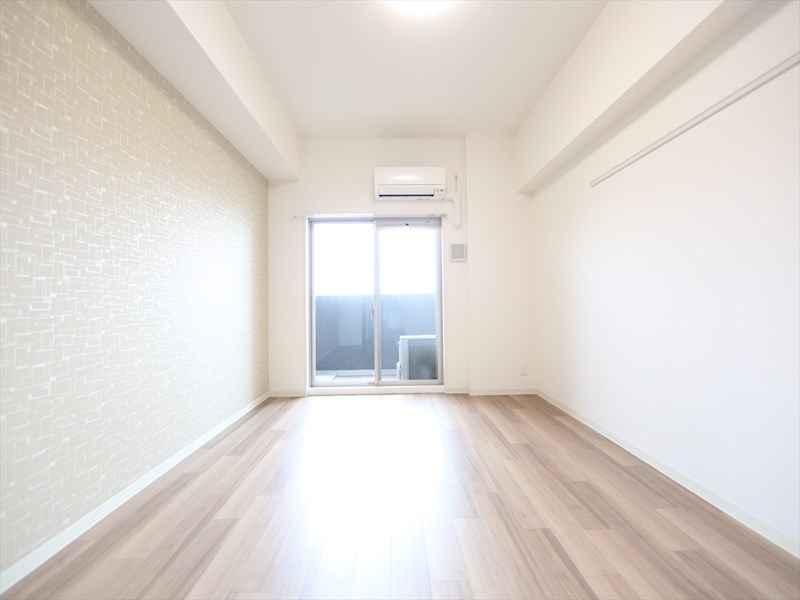 バルコニー　洋室10帖　エアコン完備　クローゼット付　バルコニー