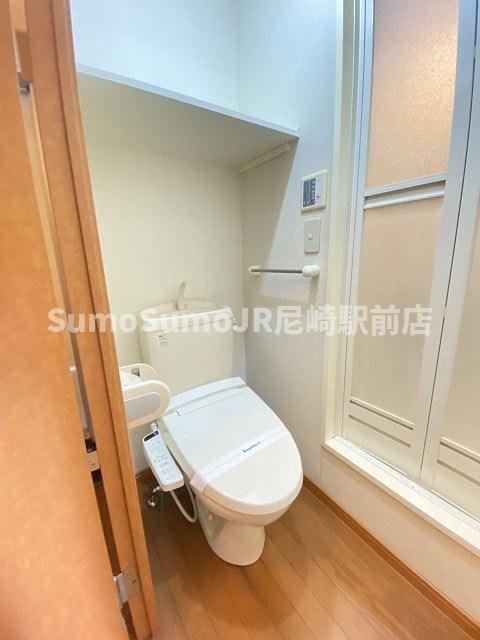 トイレ　落ち着いた色調のトイレです