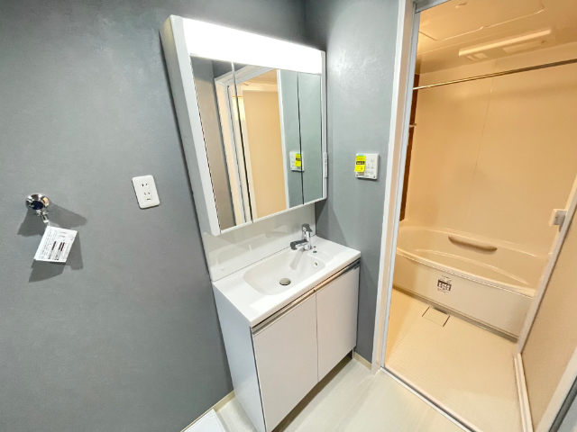 洗面設備　三面鏡