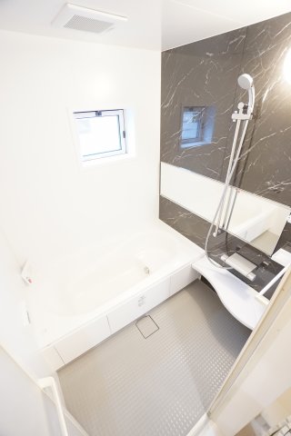 バス・シャワールーム　※同物件・同タイプの写真です。(※写真は角部屋です。)