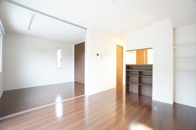 居室・リビング　※同物件・同タイプの写真です。(※写真は角部屋です。)