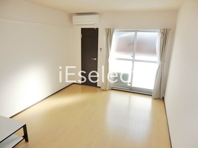 居室・リビング　カーテンが備え付き、エアコンやテーブルもあります