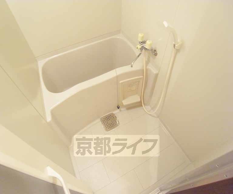 バス・シャワールーム　すっきりとした浴室です。