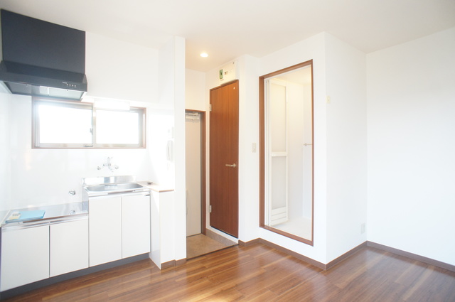 その他部屋・スペース　室内は落ち着いたぬくもりのあるフローリングです☆