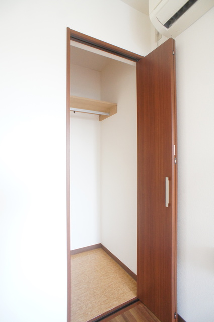 収納　ロングコート・ワンピースなどの収納も可能な縦長収納です！