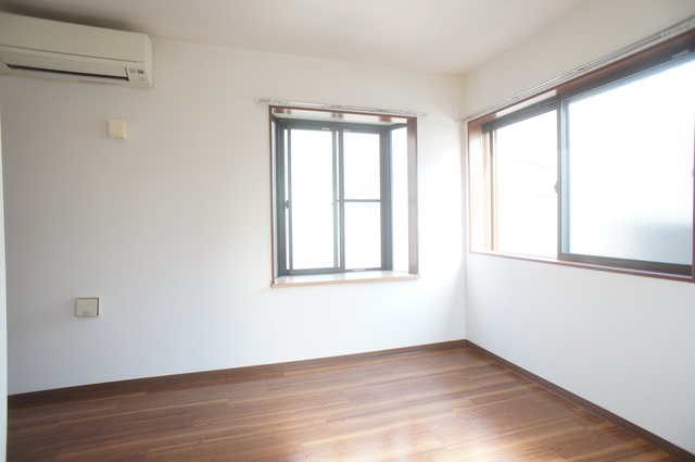 居室・リビング　南向きの明るい２面採光！風通しももちろん良好です♪