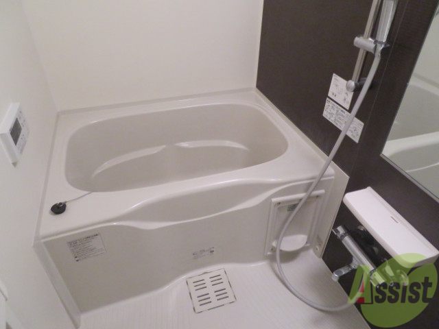 バス・シャワールーム　追い炊き機能に加え浴室乾燥機もついているので