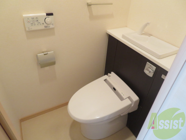 トイレ　トイレは嬉しいウォシュレット機能付きです。便利ですね。