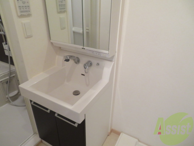 洗面設備　独立洗面台になっています。朝の身支度はこちらで。