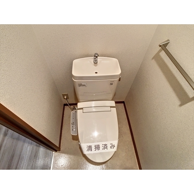 トイレ　温水洗浄機能付きです