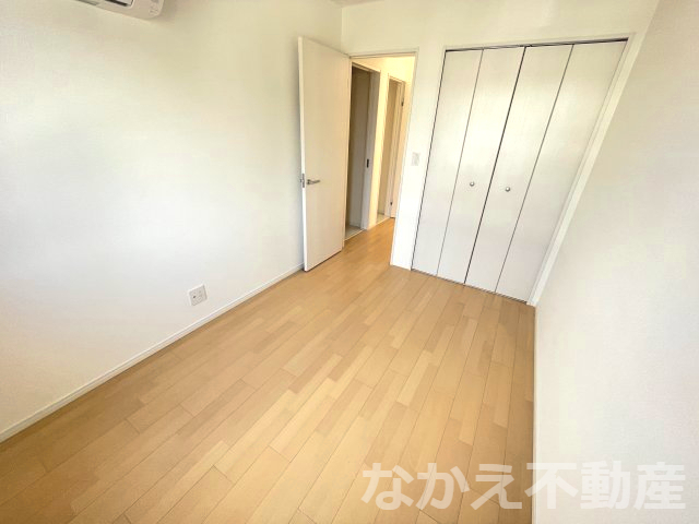 その他部屋・スペース　落ち着いた色調の寝室です