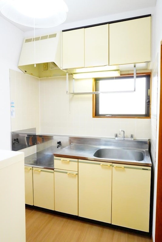 キッチン　窓のある明るいキッチン