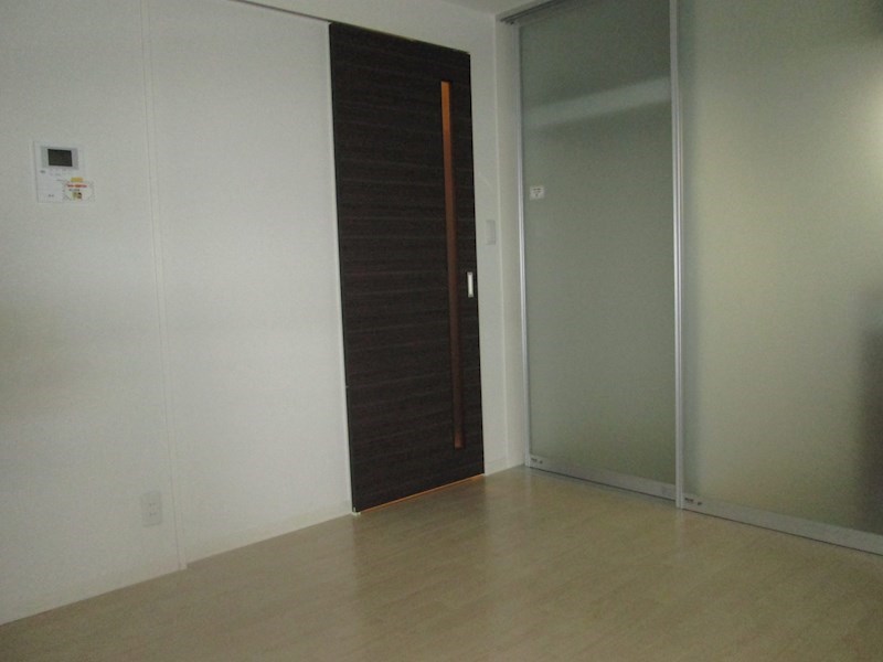 居室・リビング　落ち着いた色合いの床材を使用した居住空間です。