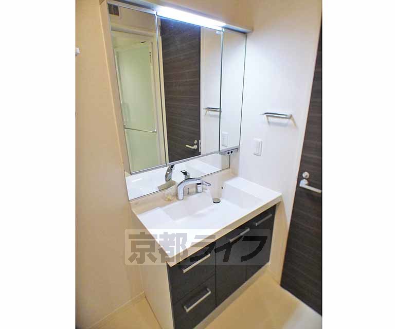 洗面設備　綺麗な洗面化粧台です。