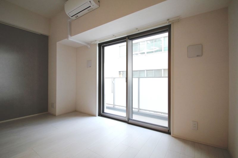 居室・リビング　６．７帖の洋室