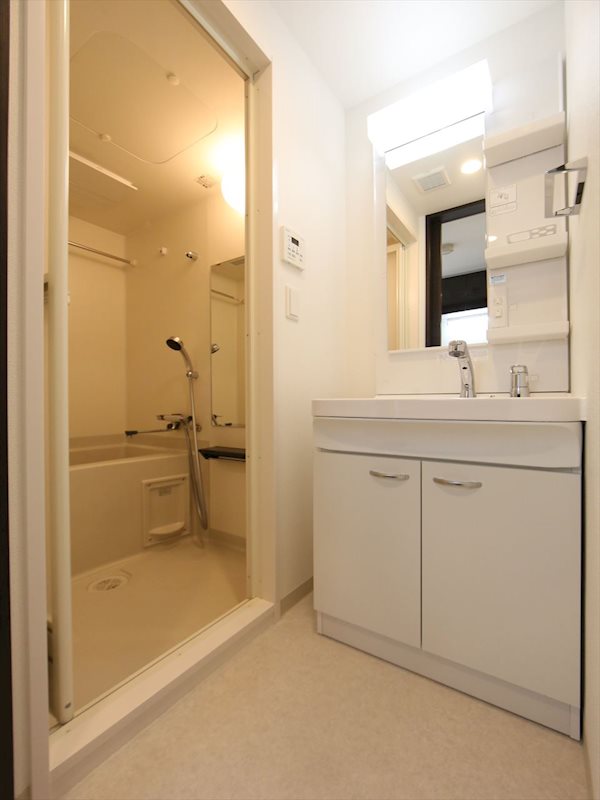 洗面設備　脱衣所　独立洗面台（シャンプードレッサー付）収納スペース有