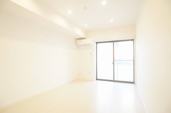 居室・リビング　清潔感のあるフローリングのお部屋です