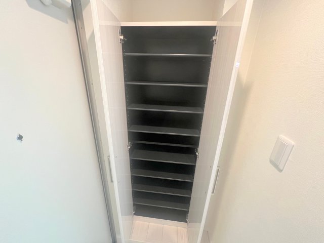 収納　大きいシューズボックスは靴がいっぱい入れれますね。