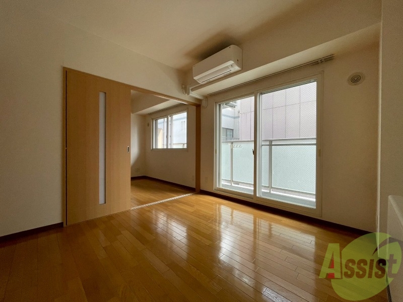 居室・リビング　木目のフローリングは落ち着きのある印象のお部屋になりますね。