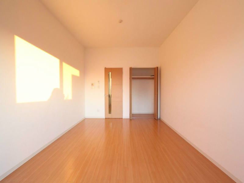 居室・リビング　洋室10.4帖　エアコン付　収納充実　バルコニー