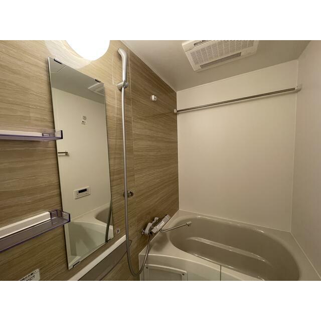 バス・シャワールーム　浴室乾燥機付きバス。