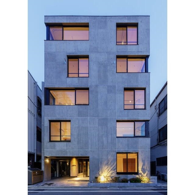 建物外観　鉄筋コンクリート造のがっちりとした建物。