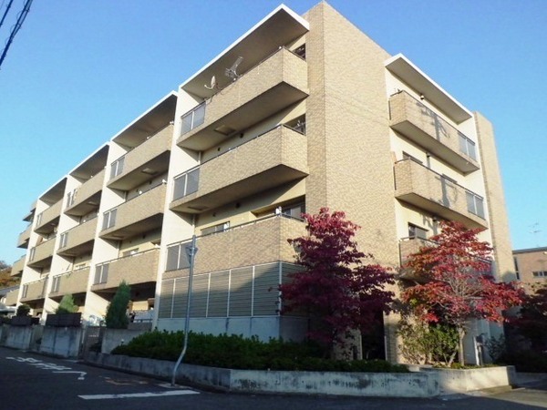 建物外観　オートロックで外部の人間が簡単に出入りできないため安心です。