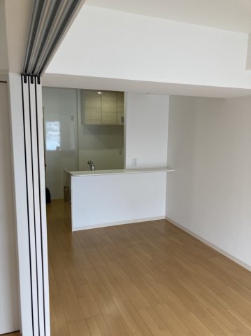 居室・リビング　明るい洋室です