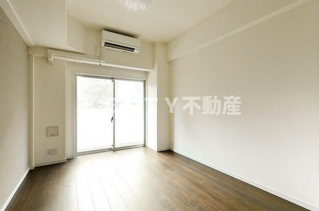 その他部屋・スペース　落ち着いた色調の寝室です