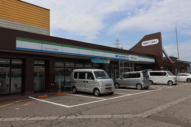 コンビニ　ファミリーマート（コンビニ）まで1018m