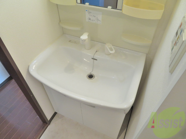 洗面設備　洗面台は独立タイプ。朝の身支度もスムーズですね。