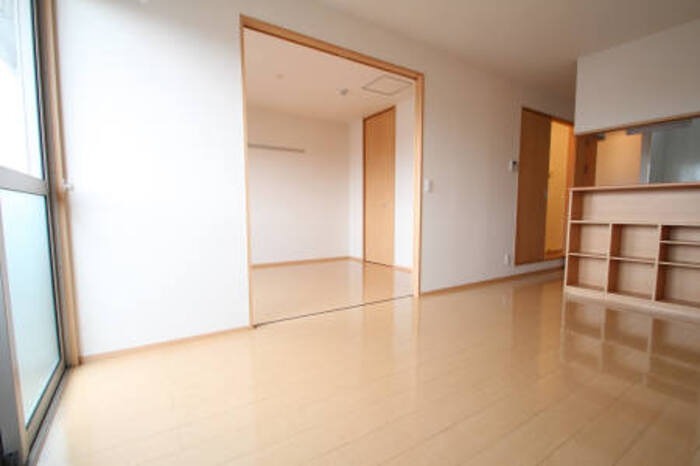 居室・リビング　リビングは10.54帖♪小物整理に便利な収納付きです♪