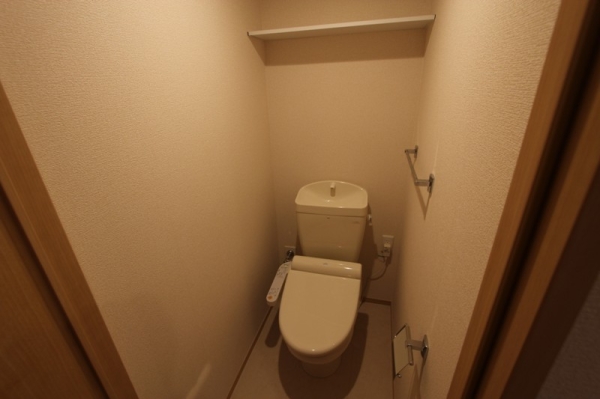 トイレ　温水シャワー付きトイレです