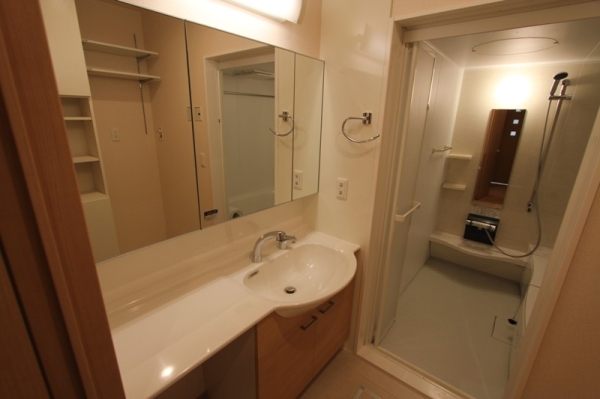 洗面設備　独立洗面台で朝の準備も快適です♪