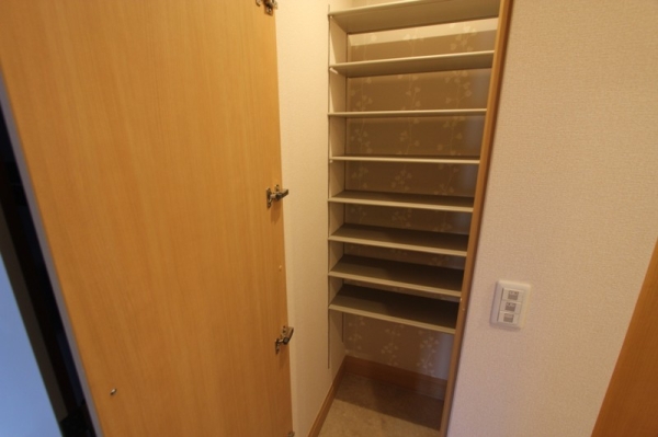 玄関　トールタイプのシューズボックス付き