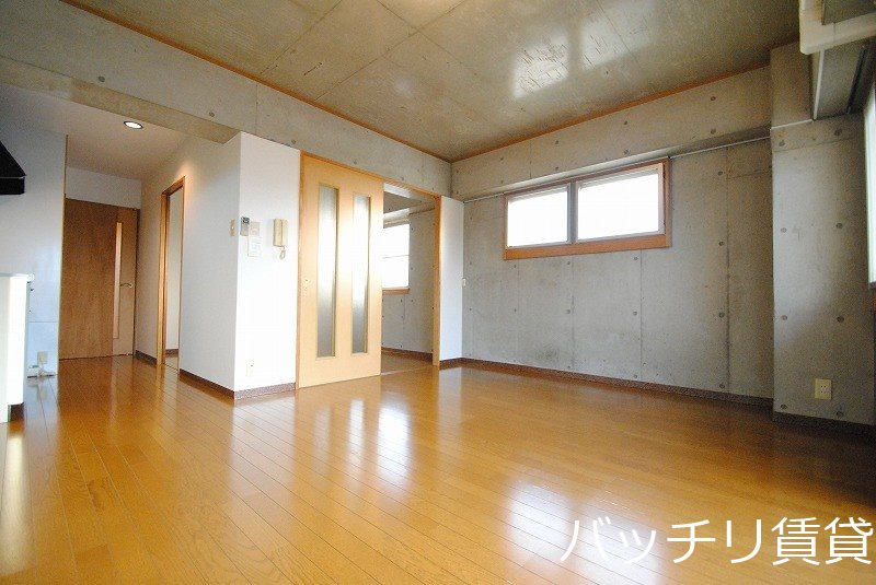 居室・リビング　別部屋写真の為現状を優先致します。