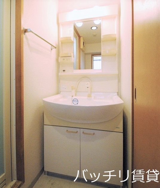 洗面設備　別部屋写真の為現状を優先致します。