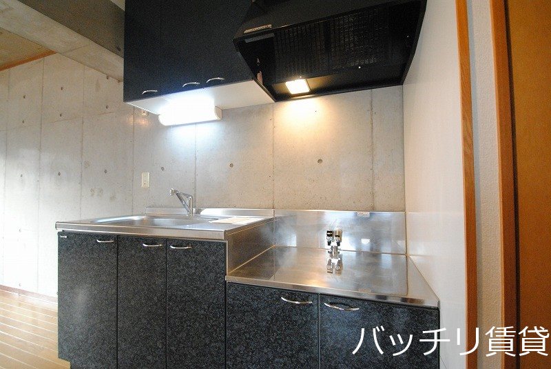キッチン　別部屋写真の為現状を優先致します。