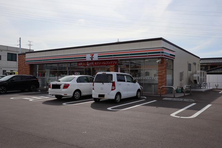 コンビニ　セブンイレブン（コンビニ）まで858m