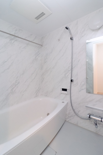 バス・シャワールーム　建築中、１階の写真です。