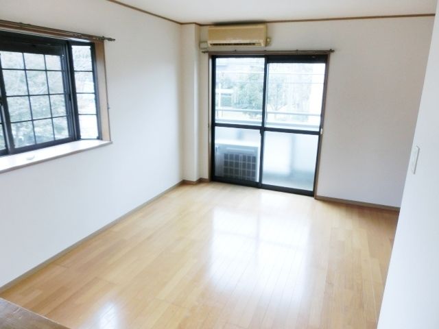 居室・リビング　2面採光で開放的です。