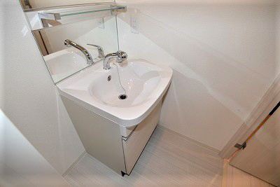 洗面設備　明るい洗面所です