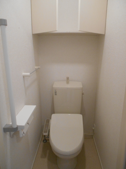 トイレ　温水洗浄便座完備・小物収納棚あり