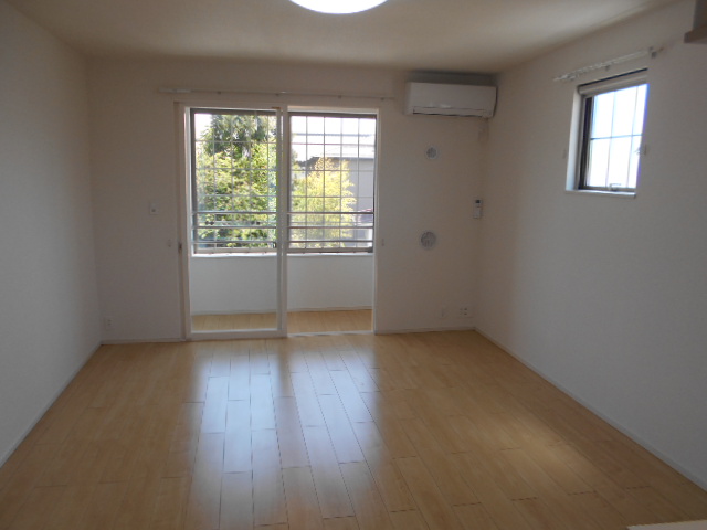 居室・リビング　南面リビング（エアコン完備）・全室照明完備