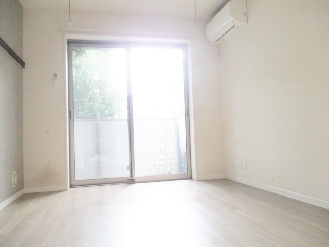 居室・リビング　１階でも日の入るお部屋です！！