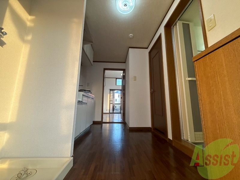 玄関　玄関から撮影しました。お部屋の明るさが伝わりますか。